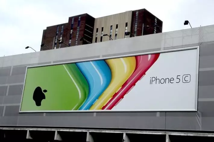 Lưu ý về màu sắc và đồ họa khi học thiết kế bảng hiệu