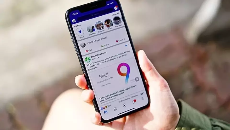 Tải Facebook về điện thoại khá đơn giản